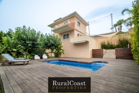 Detached house, plot of 912m2, 193m2 built, 3 bedrooms, 2 bathrooms, swimming pool, garden, mountain views.