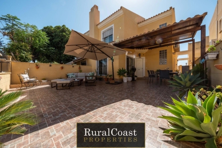 RuralCoast Properties ofrece en exclusiva este encantador y totalmente reformado chalet adosado de tres plantas en zona residencial en El Campello.