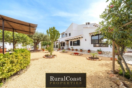 Detached villa, 320m2, rustic plot 5400m2, 6 bedrooms, 4 bathrooms, swimming pool, 2 guest houses, central heating, air conditioning, several playgrounds