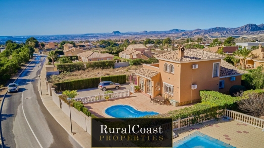 Charming detached villa, 4 bedrooms, 2 bathrooms, private pool, sea and mountain views.