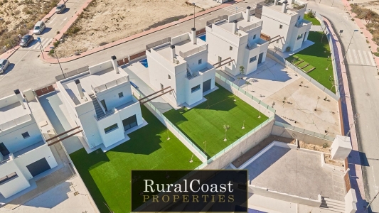 Chalet Independiente en El Campello, con 3 habitaciones, 3 baños, piscina privada, vistas al mar y montaña