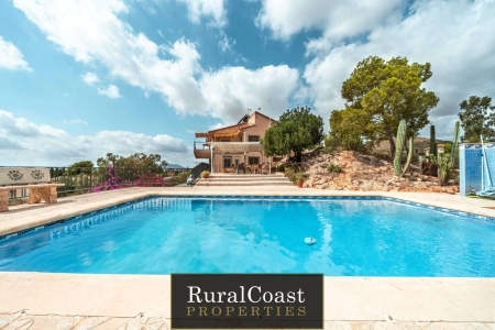 RuralCoast Properties offers this magnificent detached villa for sale in Villamontes-Boqueres, just 10 minutes from Alicante